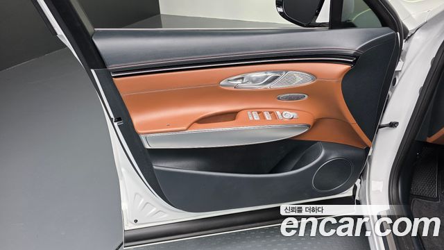Genesis GV70 2023 — photo 14