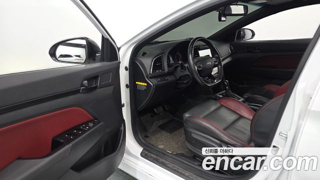 Hyundai AVANTE 2017 — photo 11