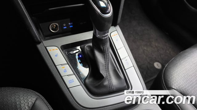 Hyundai AVANTE 2016 — photo 12