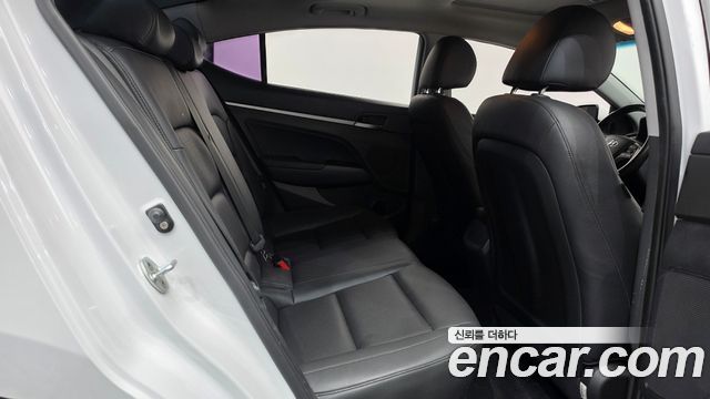 Hyundai AVANTE 2016 — photo 17