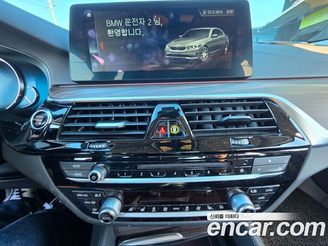 BMW 5-Series 2018 — photo 8