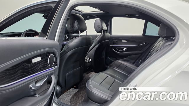 Mercedes-Benz E-Class 2021 — photo 17