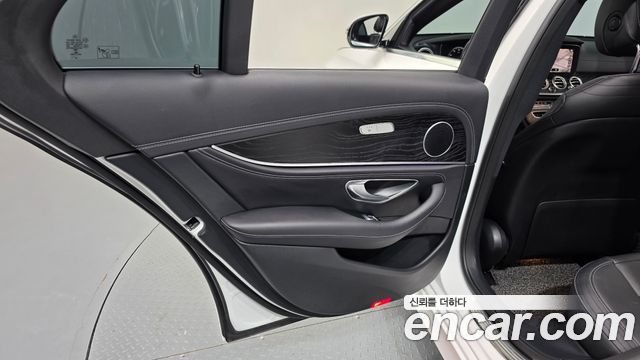 Mercedes-Benz E-Class 2021 — photo 15