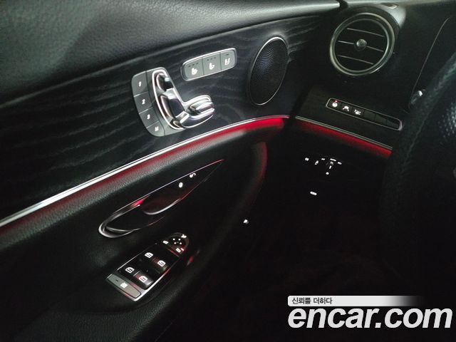 Mercedes-Benz E-Class 2017 — photo 11