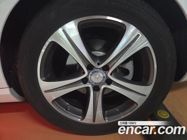 Mercedes-Benz E-Class 2017 — photo 12