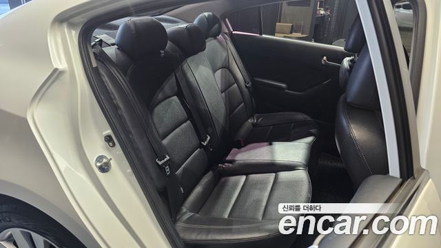 Kia K3 2015 — photo 17