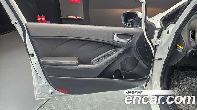 Kia K3 2015 — photo 14