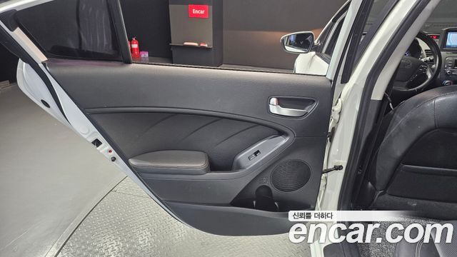 Kia K3 2015 — photo 15