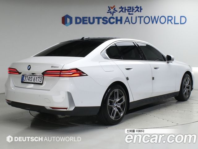 BMW 5-Series 2024 — photo 2