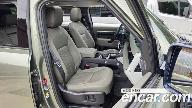 Land Rover Defender 2020 — photo 11