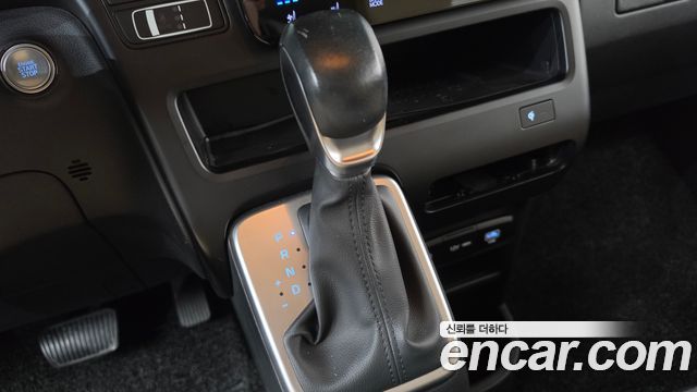 Hyundai Staria 2025 — photo 12