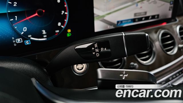 Mercedes-Benz E-Class 2022 — photo 12