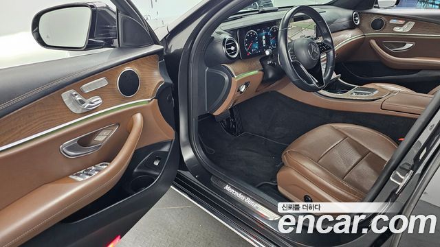 Mercedes-Benz E-Class 2022 — photo 13