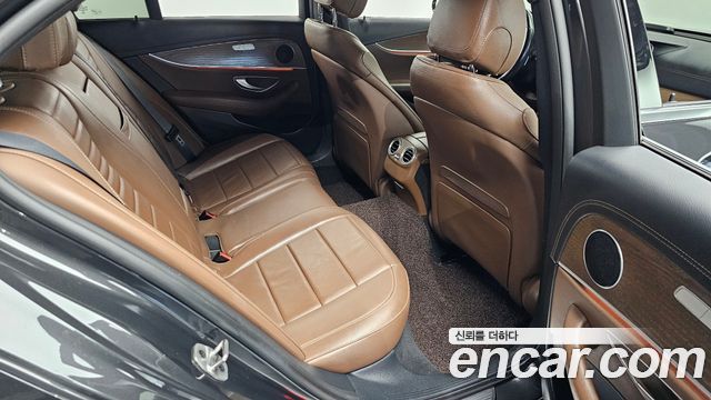 Mercedes-Benz E-Class 2022 — photo 17
