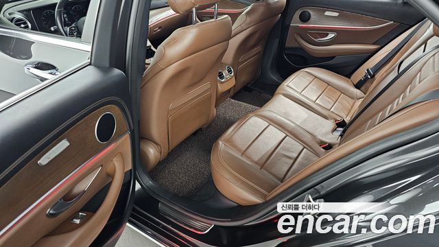 Mercedes-Benz E-Class 2022 — photo 18