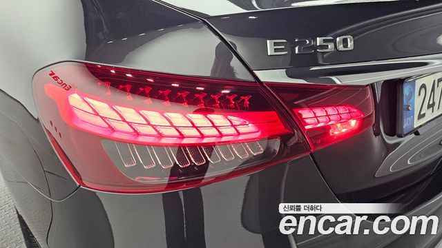 Mercedes-Benz E-Class 2022 — photo 9