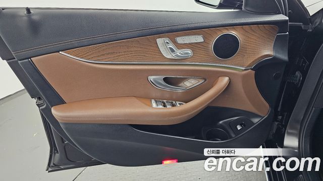 Mercedes-Benz E-Class 2022 — photo 14