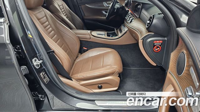 Mercedes-Benz E-Class 2022 — photo 16