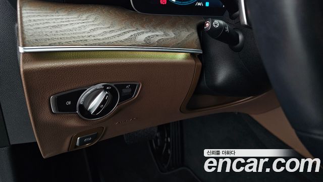 Mercedes-Benz E-Class 2022 — photo 27