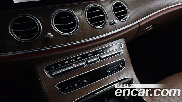 Mercedes-Benz E-Class 2022 — photo 33