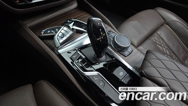 BMW 5-Series 2018 — photo 9