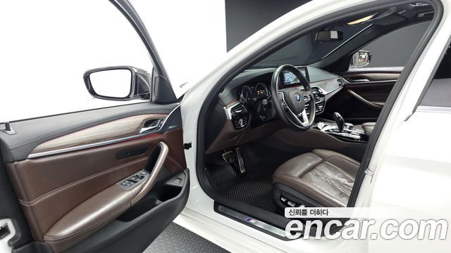 BMW 5-Series 2018 — photo 10