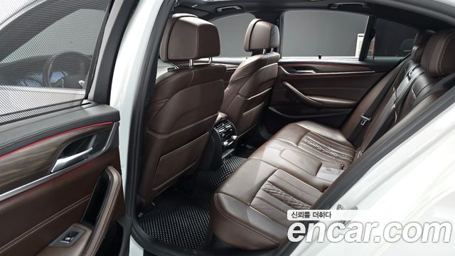 BMW 5-Series 2018 — photo 11