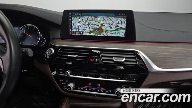 BMW 5-Series 2018 — photo 13