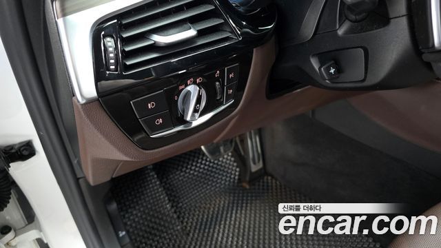 BMW 5-Series 2018 — photo 20