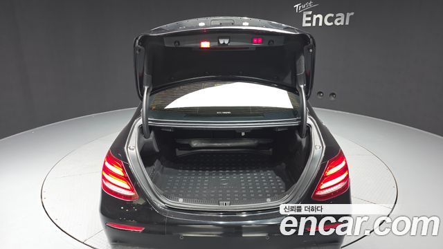 Mercedes-Benz E-Class 2019 — photo 20