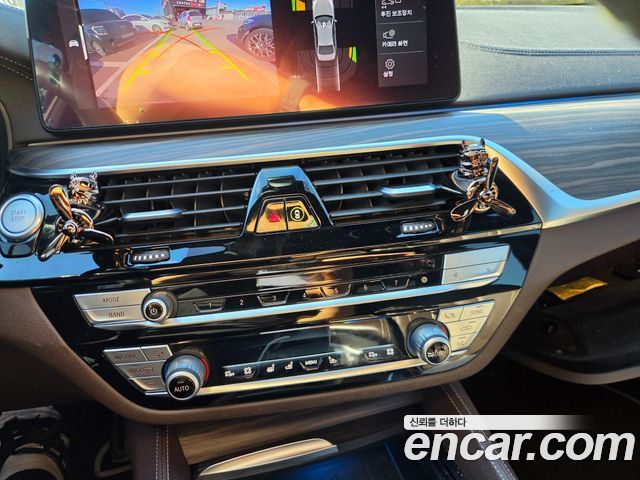 BMW 5-Series 2021 — photo 10