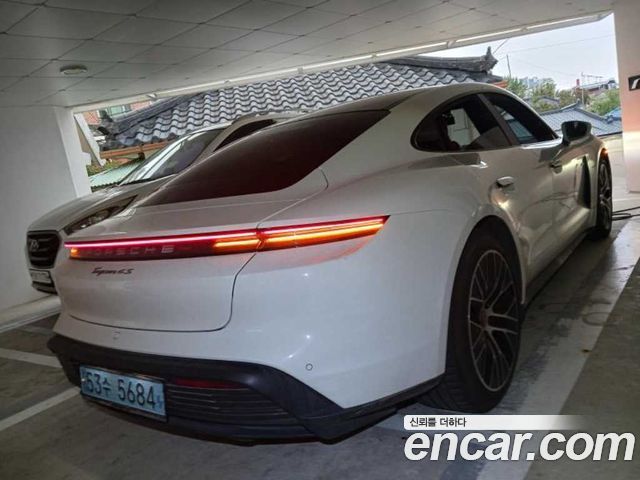 Porsche Taycan 2021 — photo 2