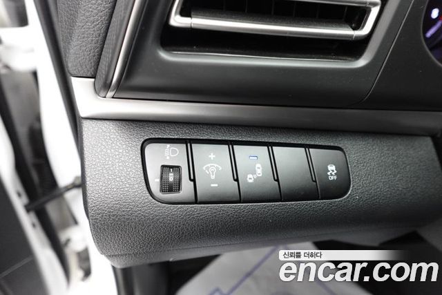 Hyundai AVANTE 2019 — photo 17