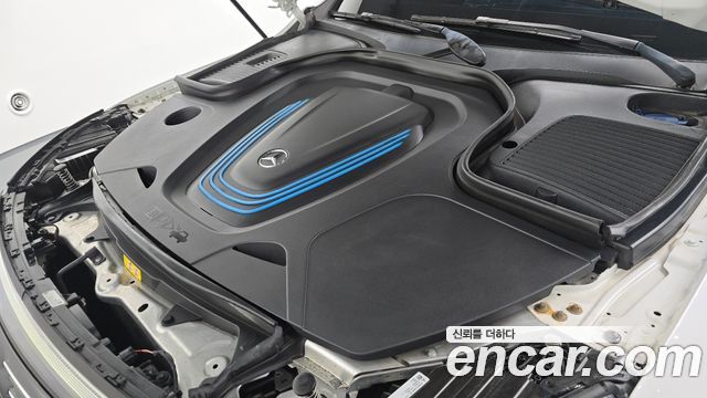 Mercedes-Benz EQC 2020 — photo 6