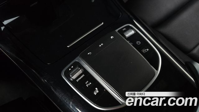 Mercedes-Benz EQC 2020 — photo 24