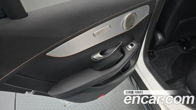 Mercedes-Benz EQC 2020 — photo 15