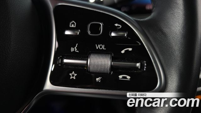 Mercedes-Benz EQC 2020 — photo 28
