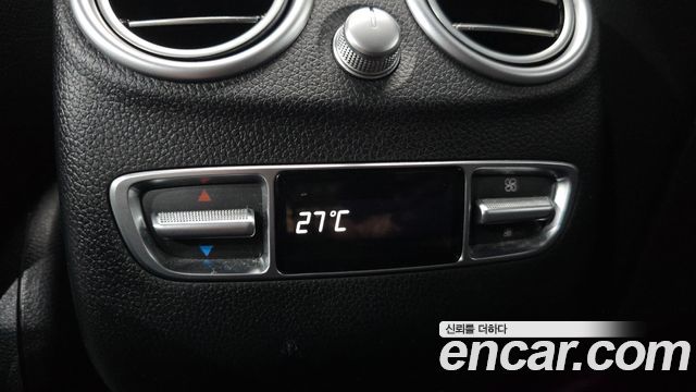Mercedes-Benz EQC 2020 — photo 30