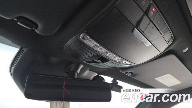 Mercedes-Benz EQC 2020 — photo 31