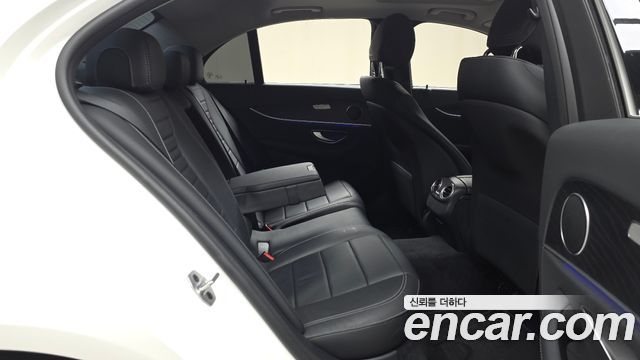 Mercedes-Benz E-Class 2020 — photo 17