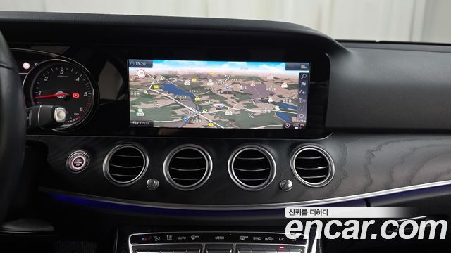 Mercedes-Benz E-Class 2020 — photo 20
