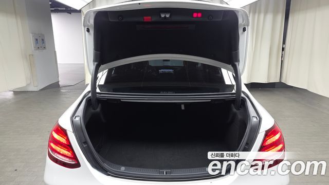 Mercedes-Benz E-Class 2020 — photo 26