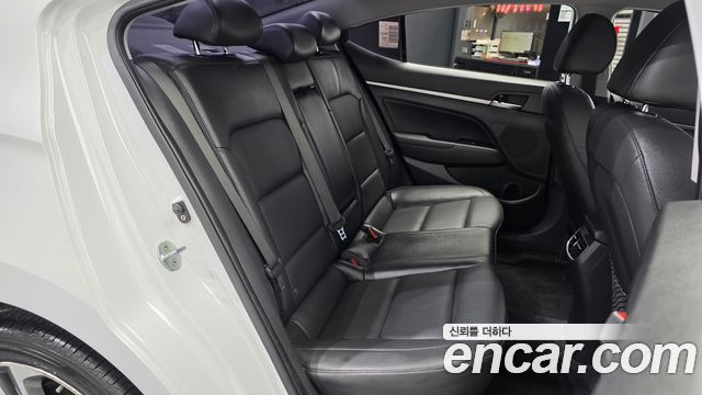 Hyundai AVANTE 2016 — photo 12