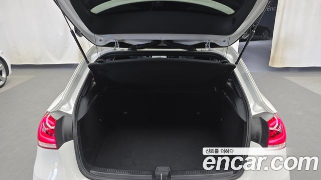 Mercedes-Benz A-Class 2020 — photo 24