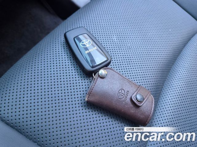 Toyota RAV4 2021 — photo 11