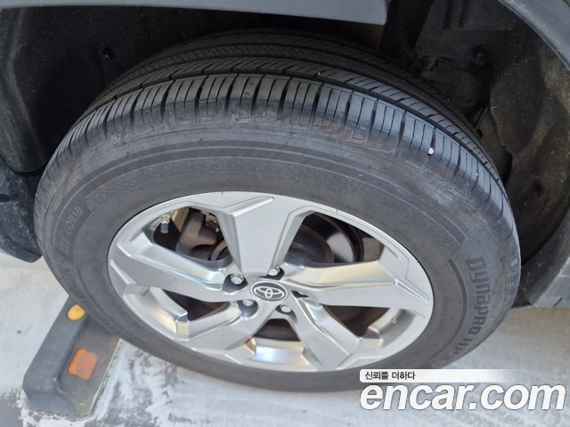 Toyota RAV4 2021 — photo 17