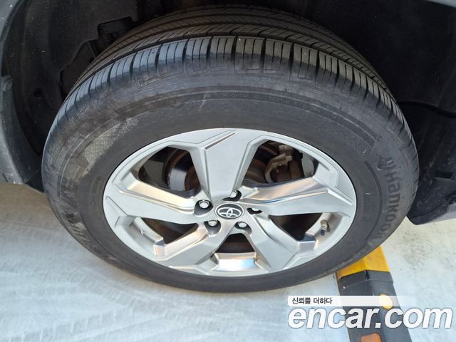 Toyota RAV4 2021 — photo 18