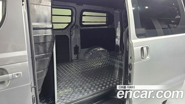 Hyundai Starex 2017 — photo 11