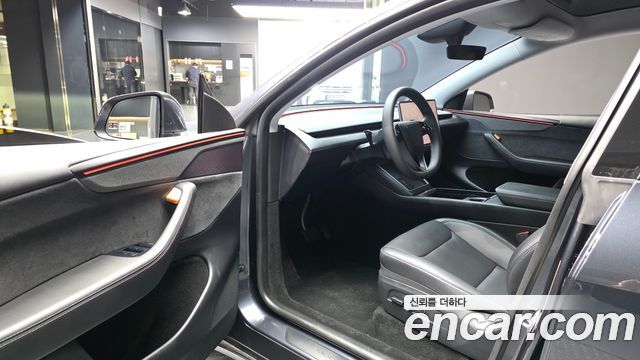 Tesla Model Y 2025 — photo 13