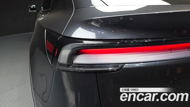 Tesla Model Y 2025 — photo 9